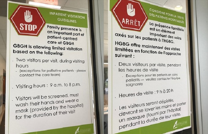 Affiches des lignes directrices en matière de visite des patients hospitalisés, érigées à l’entrée de l’hôpital.